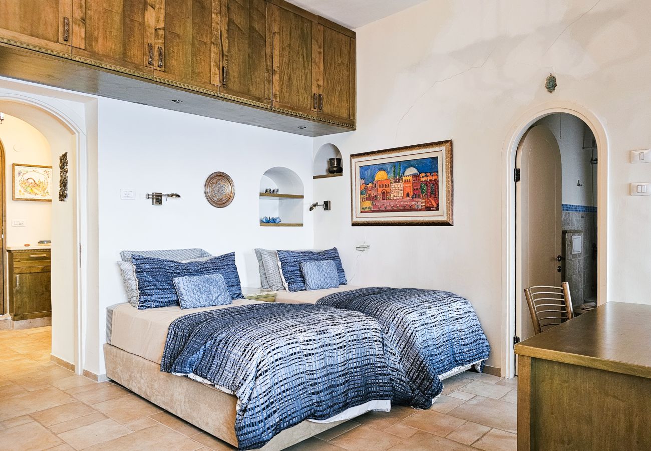 Apartment in Jerusalem - Old City Family Stone House with Rooftop | FeelHome