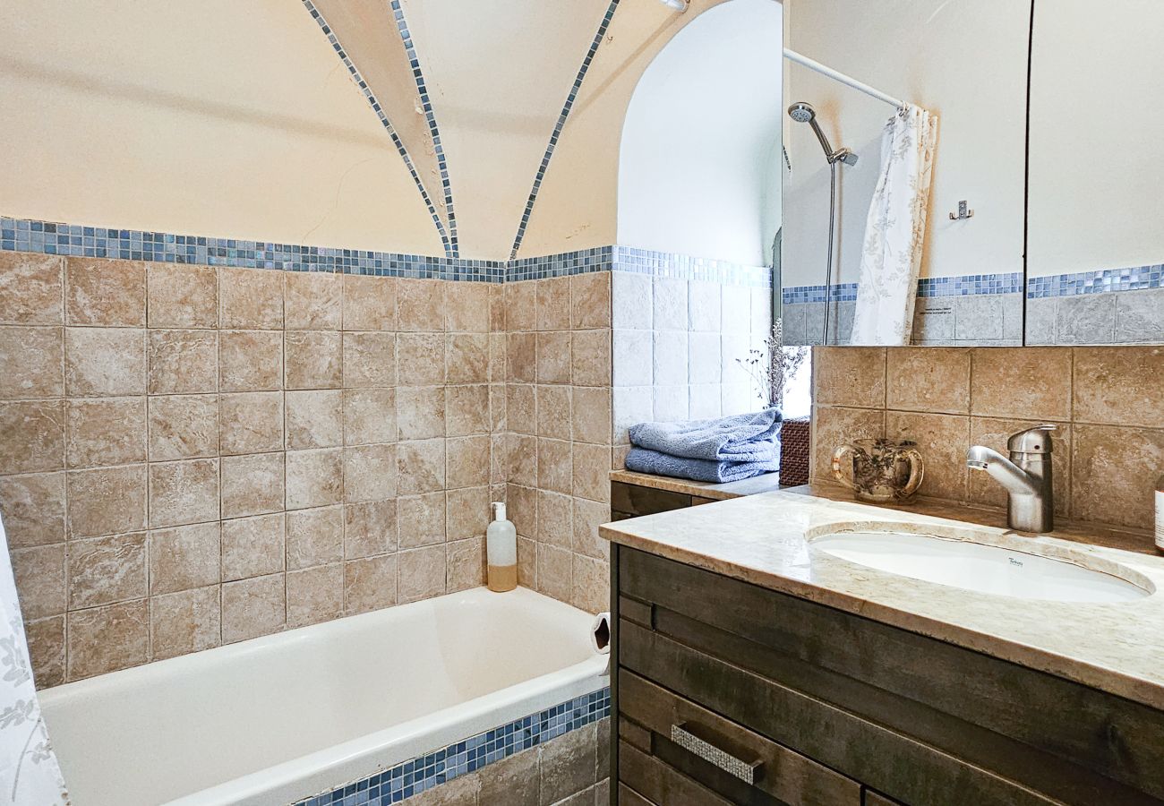 Apartment in Jerusalem - Old City Family Stone House with Rooftop | FeelHome