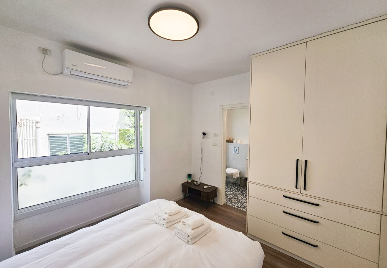 Apartment in Tel Aviv - Jaffa - Spacious Quiet 2BR & Parking City Center by FeelHome