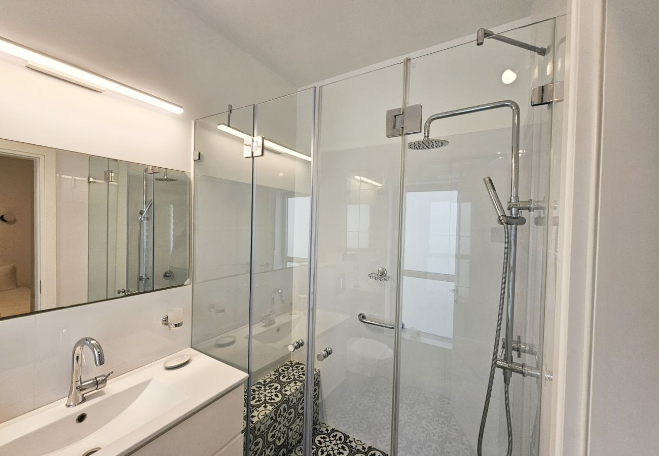 Apartment in Tel Aviv - Jaffa - Spacious Quiet 2BR & Parking City Center by FeelHome