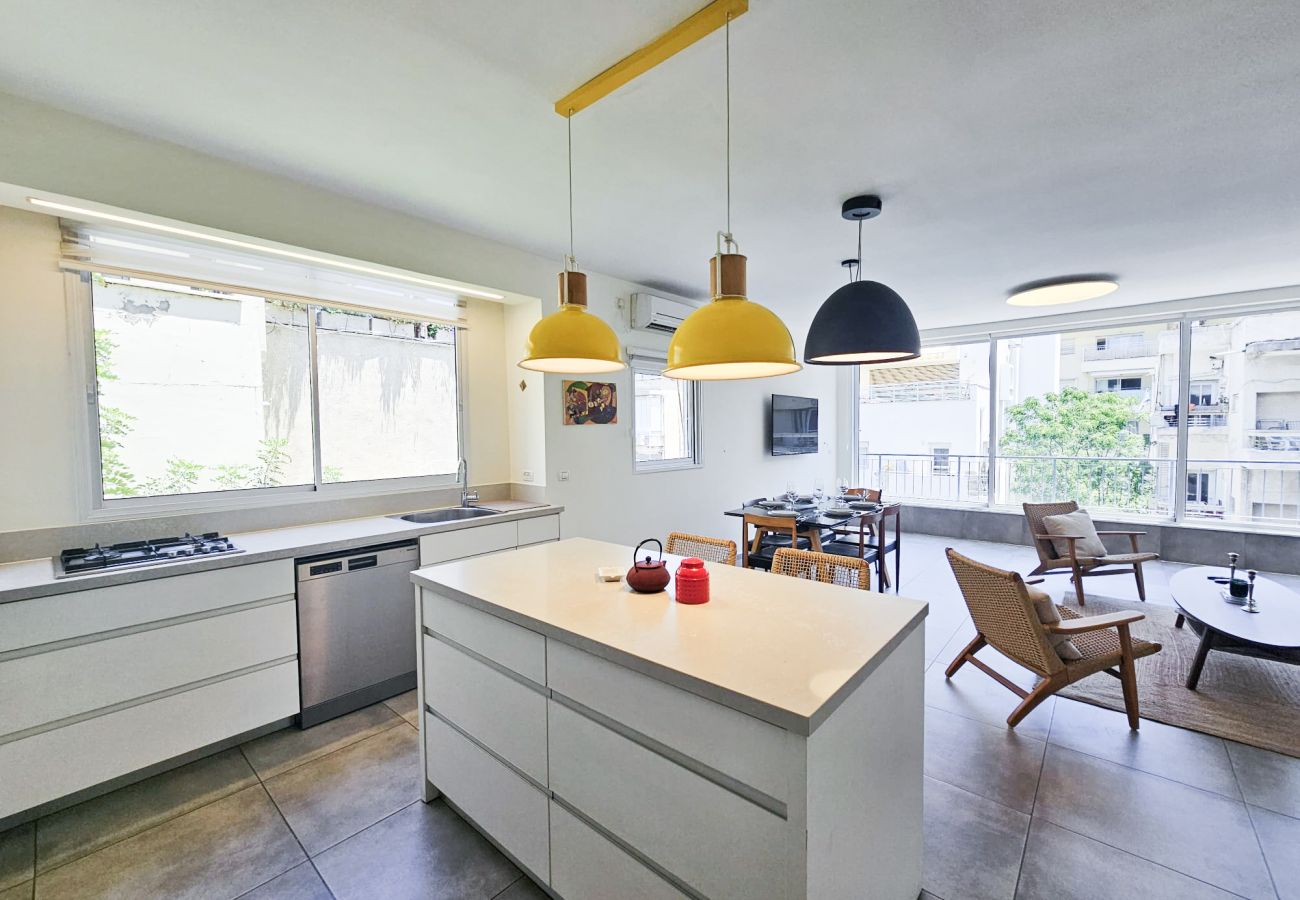 Apartment in Tel Aviv - Jaffa - Spacious Quiet 2BR & Parking City Center by FeelHome