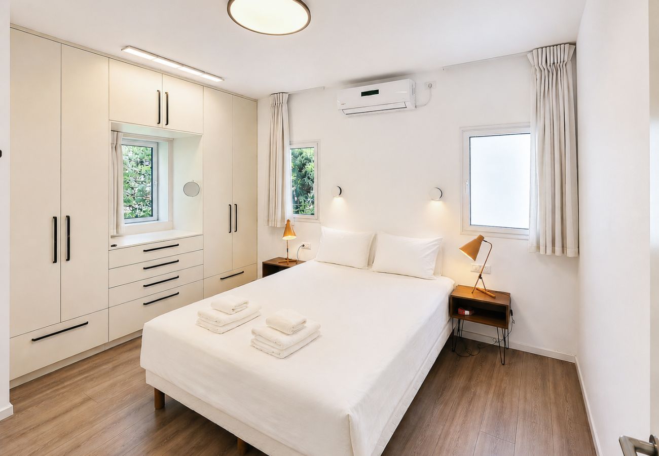 Apartment in Tel Aviv - Jaffa - Spacious Quiet 2BR & Parking City Center by FeelHome