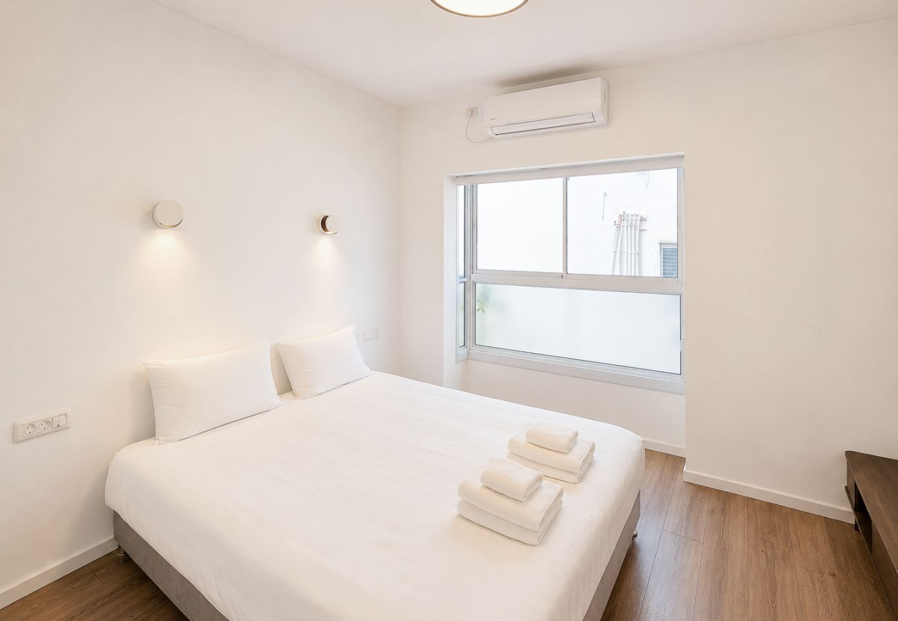 Apartment in Tel Aviv - Jaffa - Spacious Quiet 2BR & Parking City Center by FeelHome