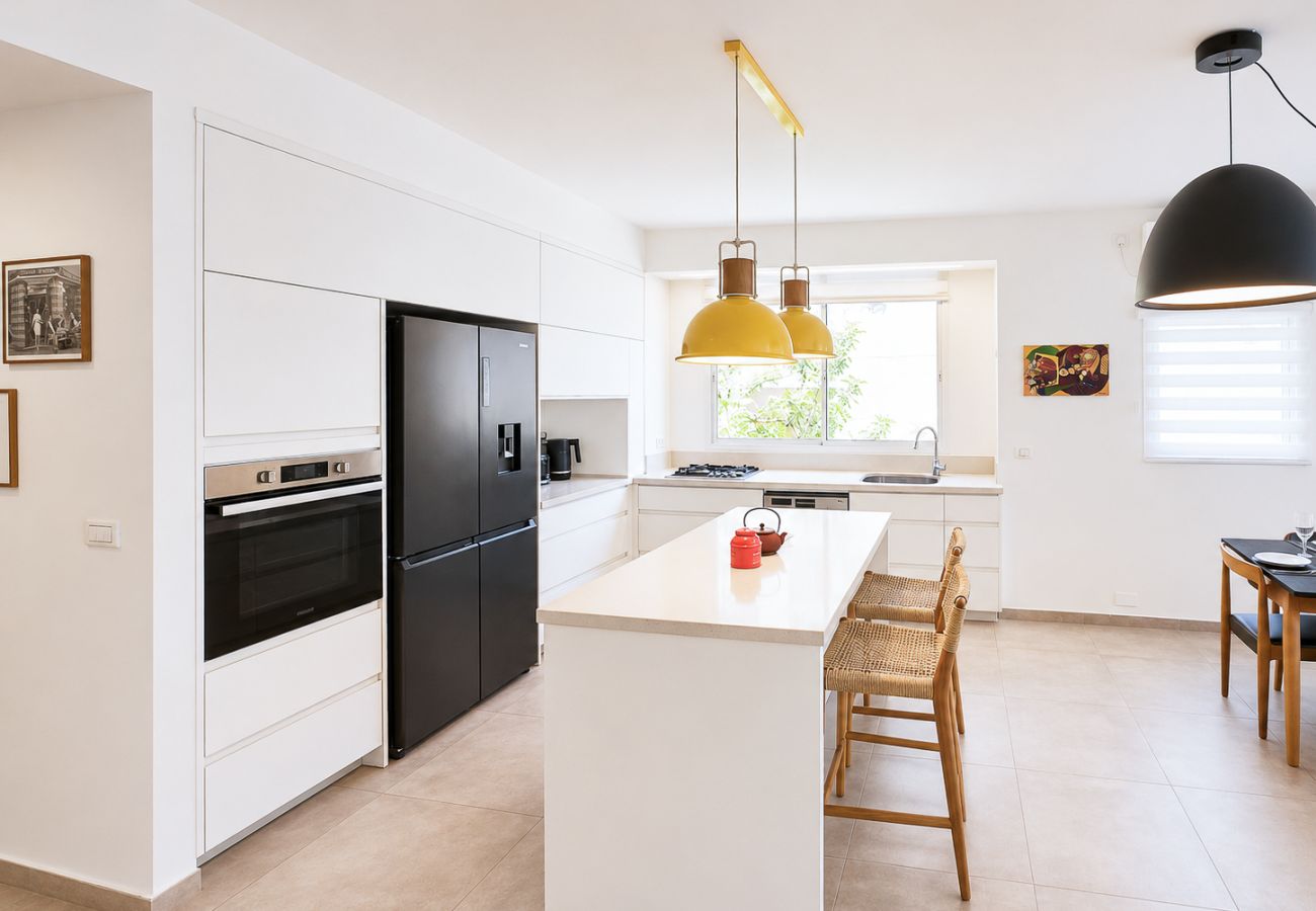 Apartment in Tel Aviv - Jaffa - Spacious Quiet 2BR & Parking City Center by FeelHome