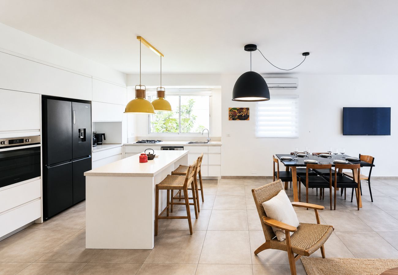 Apartment in Tel Aviv - Jaffa - Spacious Quiet 2BR & Parking City Center by FeelHome