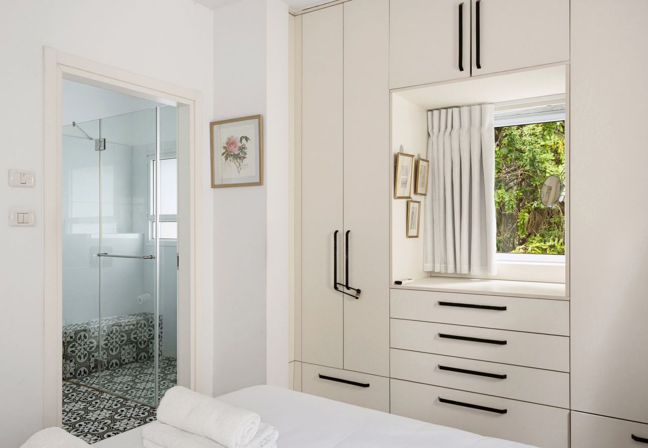 Apartment in Tel Aviv - Jaffa - Spacious Quiet 2BR & Parking City Center by FeelHome