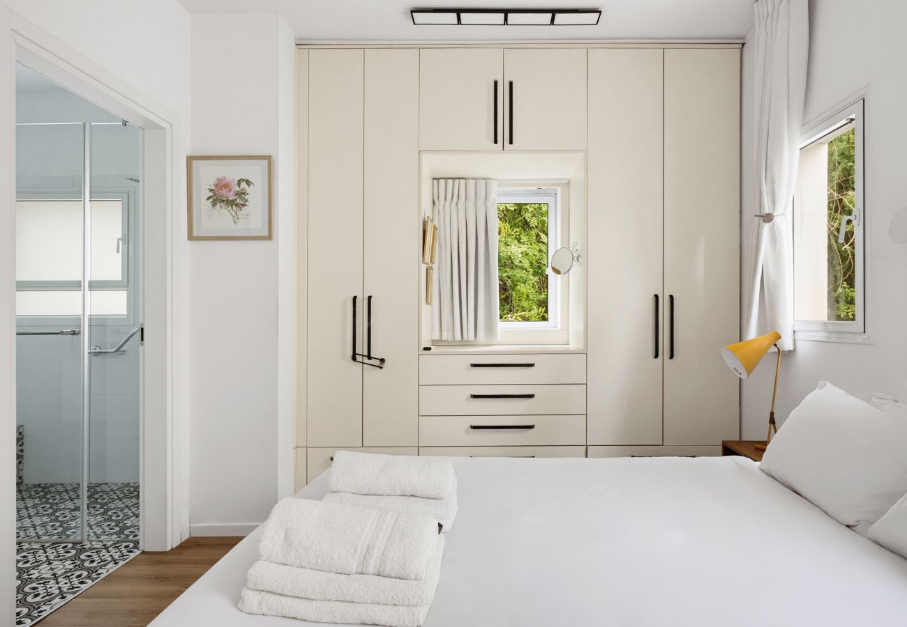 Apartment in Tel Aviv - Jaffa - Spacious Quiet 2BR & Parking City Center by FeelHome
