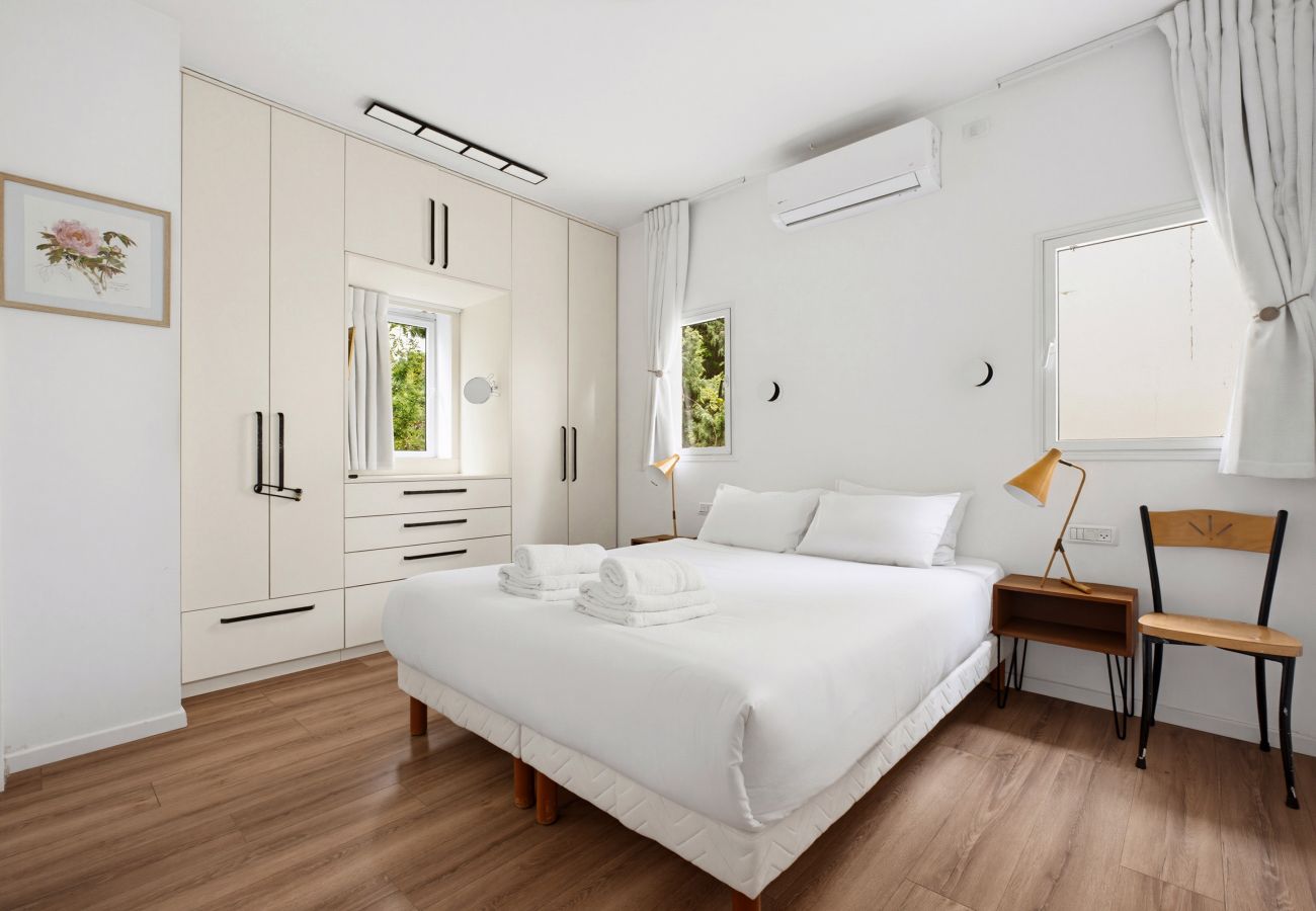 Apartment in Tel Aviv - Jaffa - Spacious Quiet 2BR & Parking City Center by FeelHome