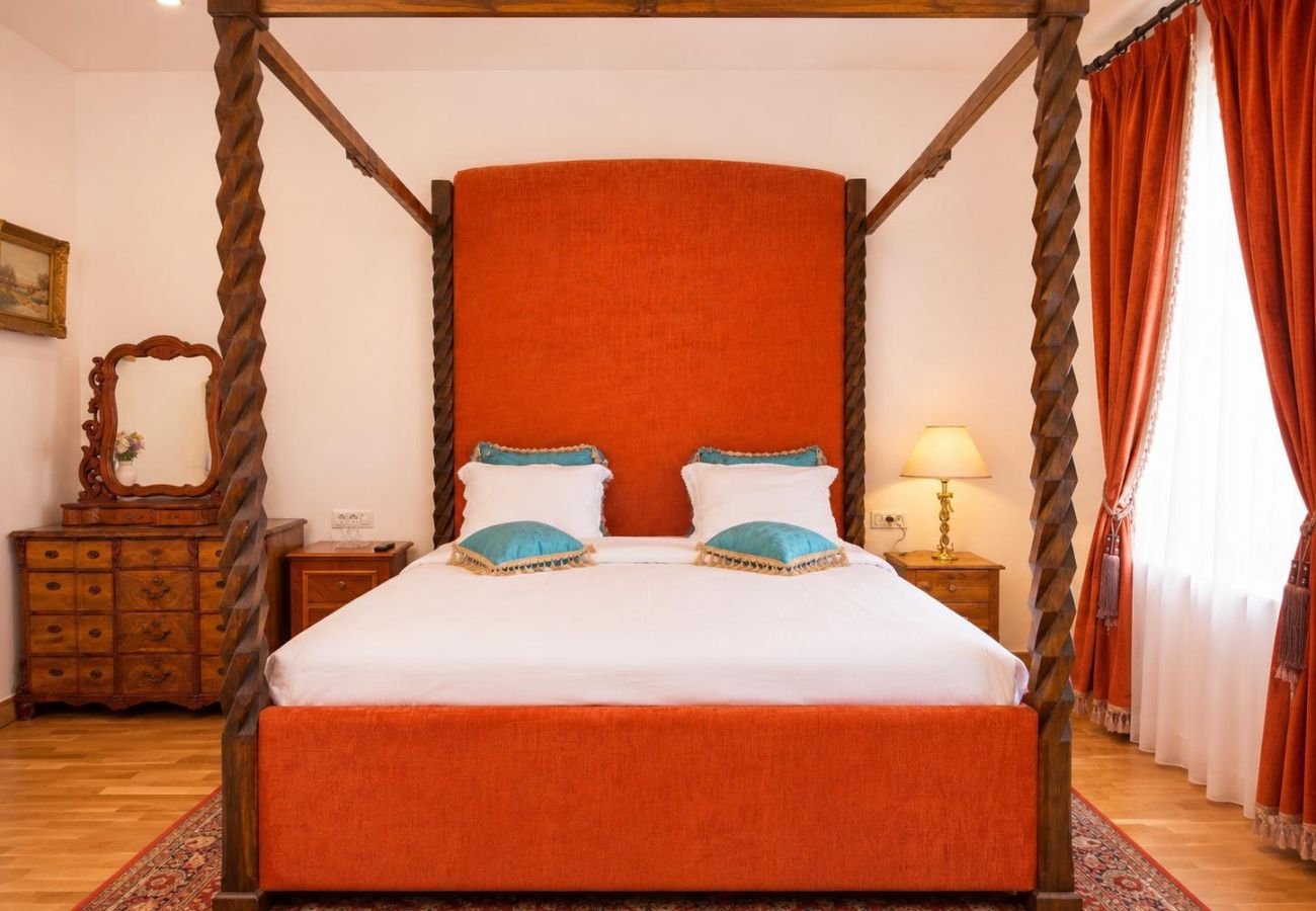 Rent by room in Predeal - The Queen Suite