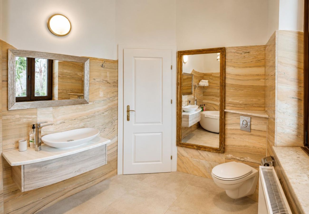 Rent by room in Predeal - The Queen Suite