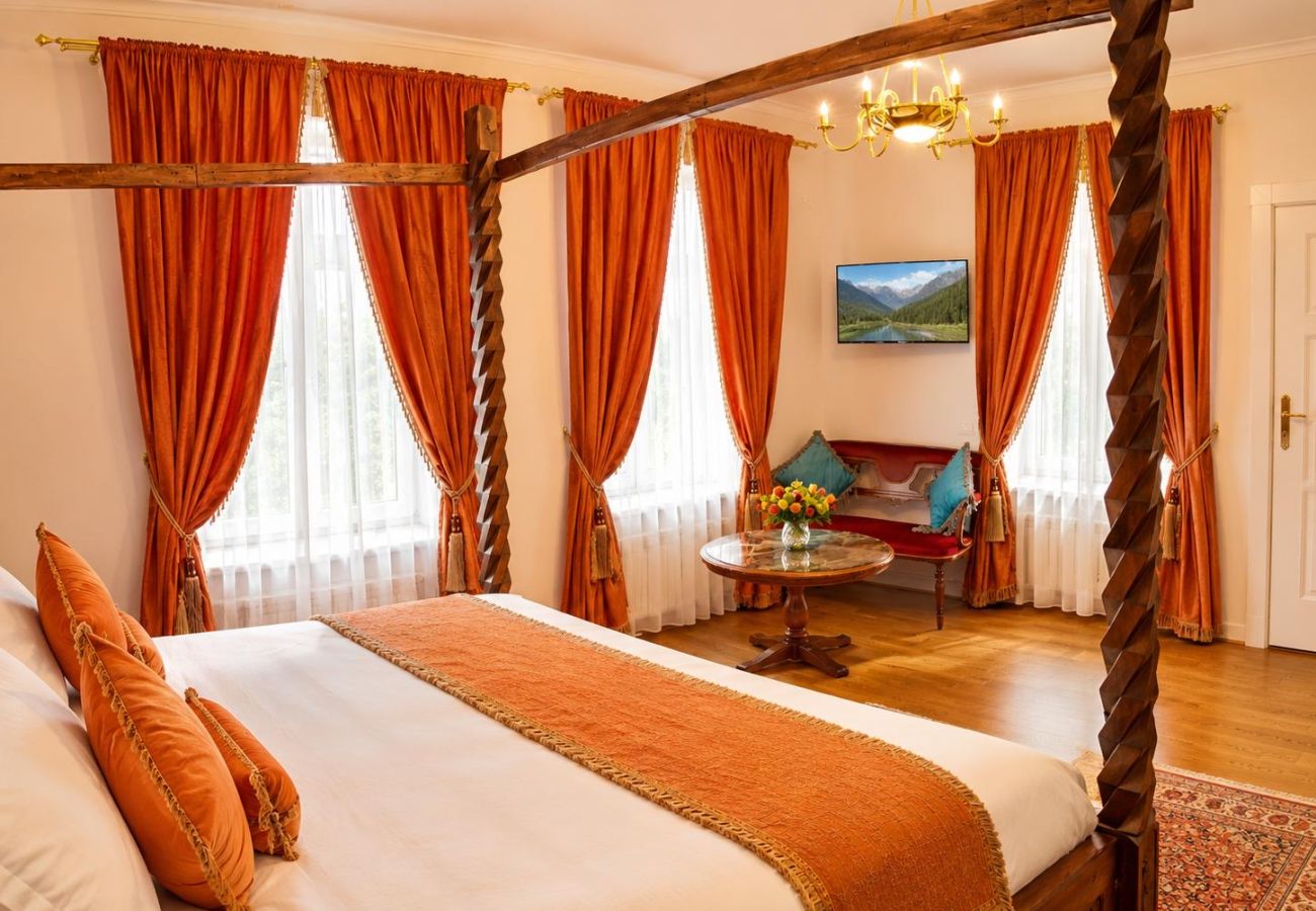 Rent by room in Predeal - The Queen Suite