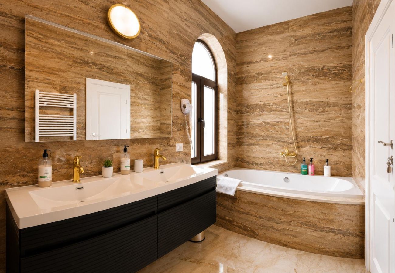 Rent by room in Predeal - The Crown Suite